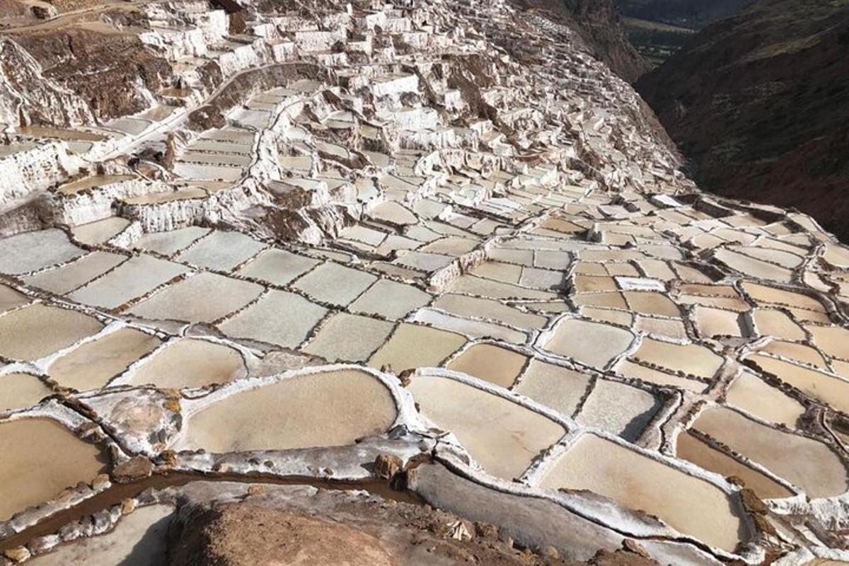 um campo de rochas erodidas na encosta de uma montanha
