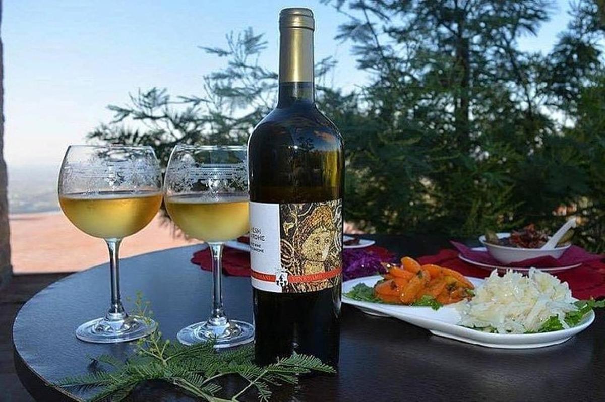 Una botella de vino y dos copas de vino en una mesa