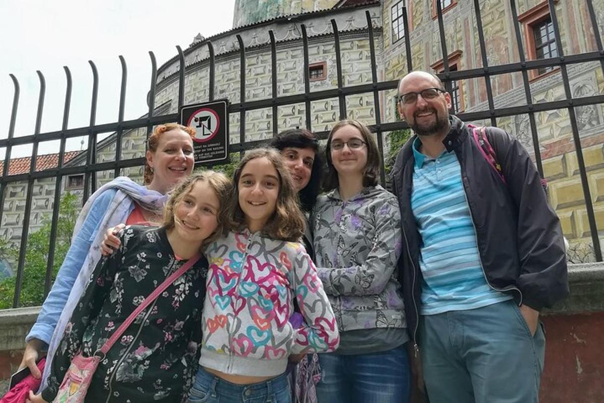 skupina ljudi, ki stojijo pred stavbo