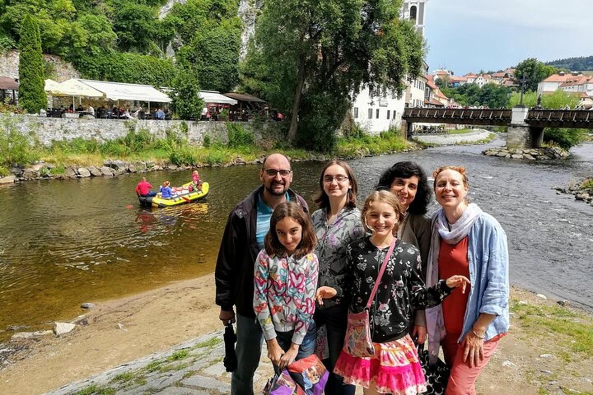 družina pozira za sliko ob reki
