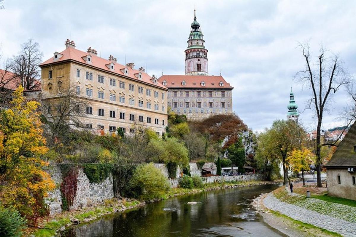 velika stavba z reko pred njo