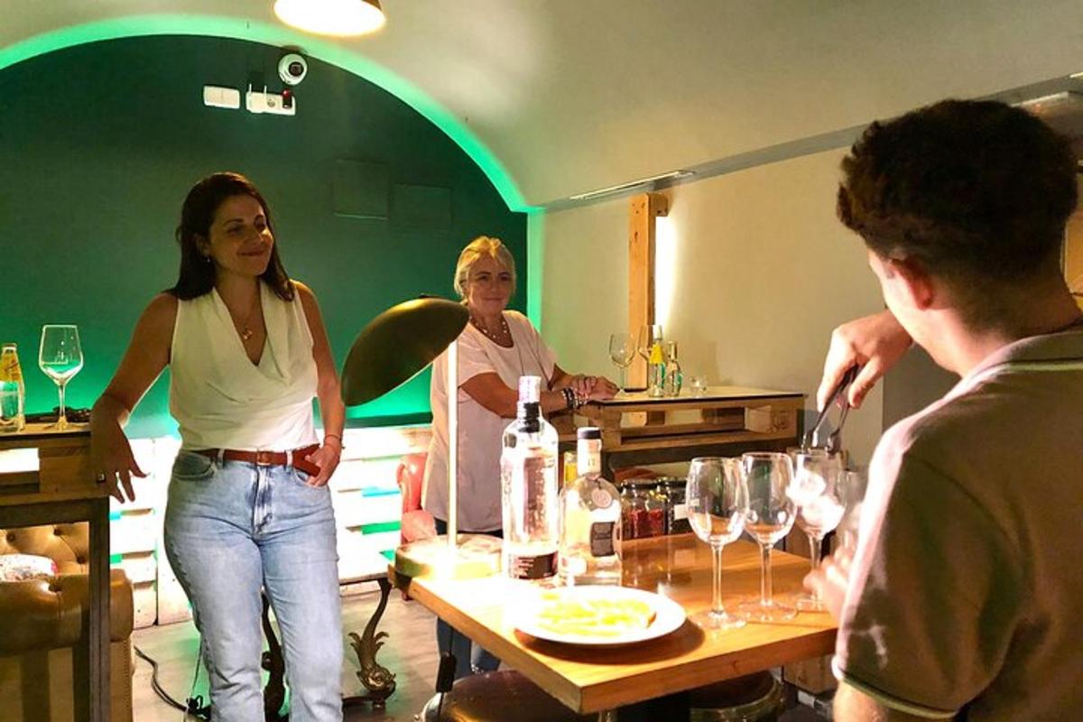 un gruppo di persone in piedi attorno a un tavolo con bicchieri di vino