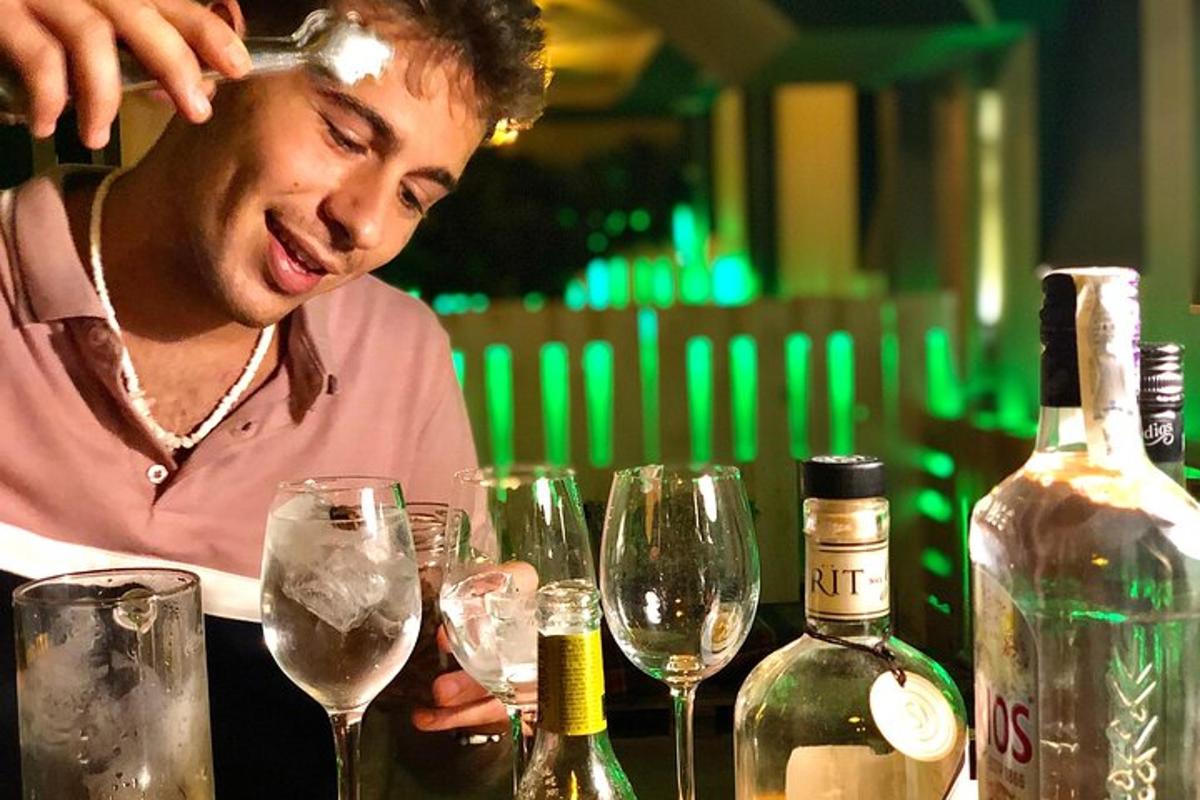 un uomo seduto a un tavolo con bicchieri di vino
