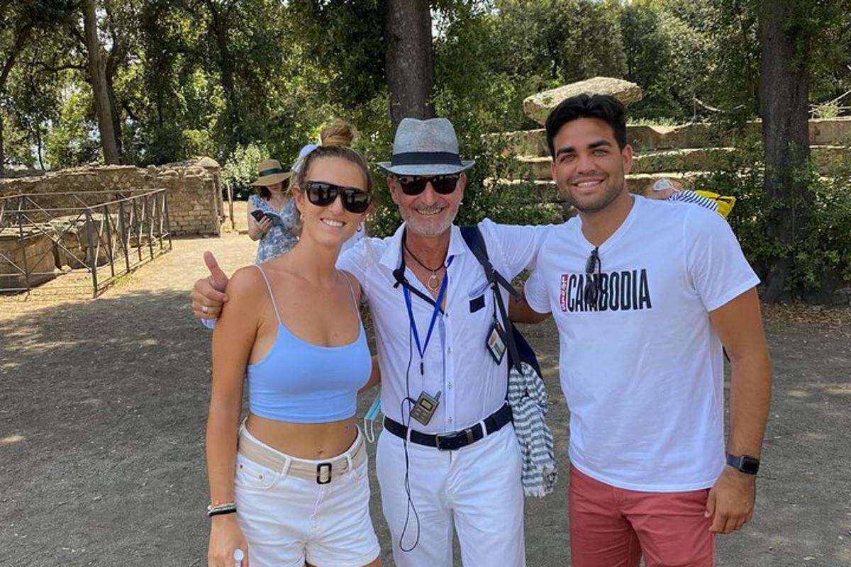 un gruppo di persone in posa per una foto allo zoo