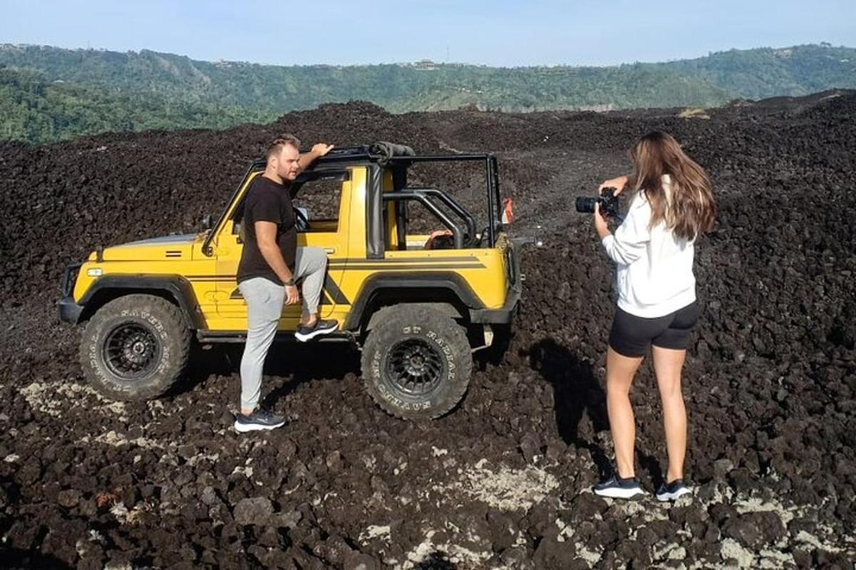 seorang lelaki dan seorang wanita berdiri di sebelah jip kuning