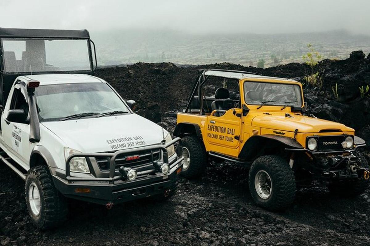 dua trak diletakkan di atas sebuah gunung