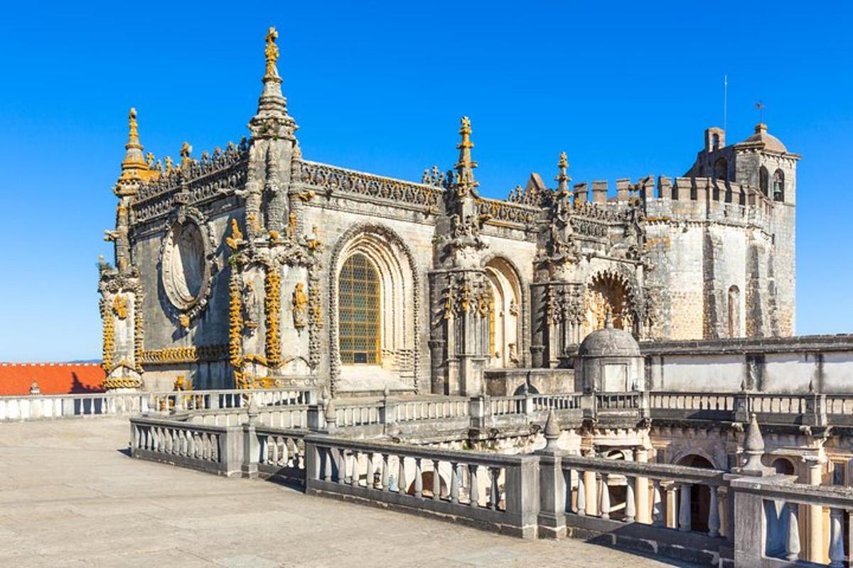 un grand bâtiment avec une clôture devant lui