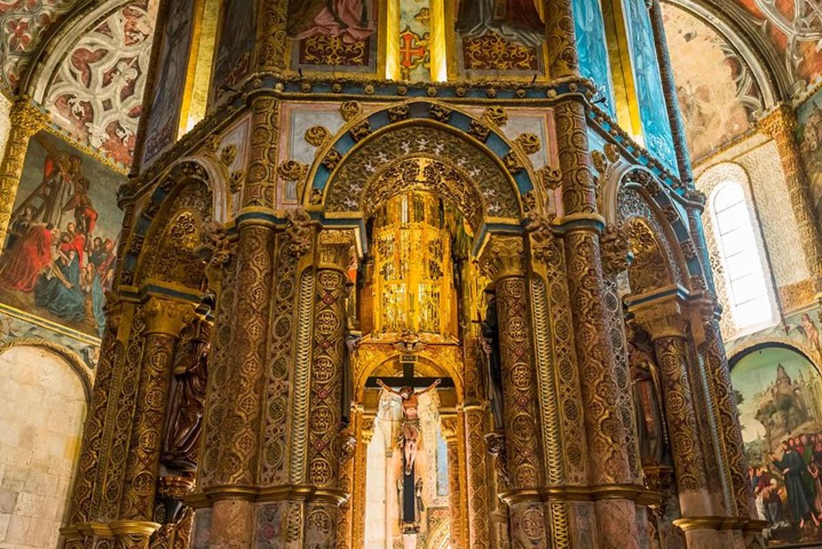 церква з великим вівтарем та розписами на стінах