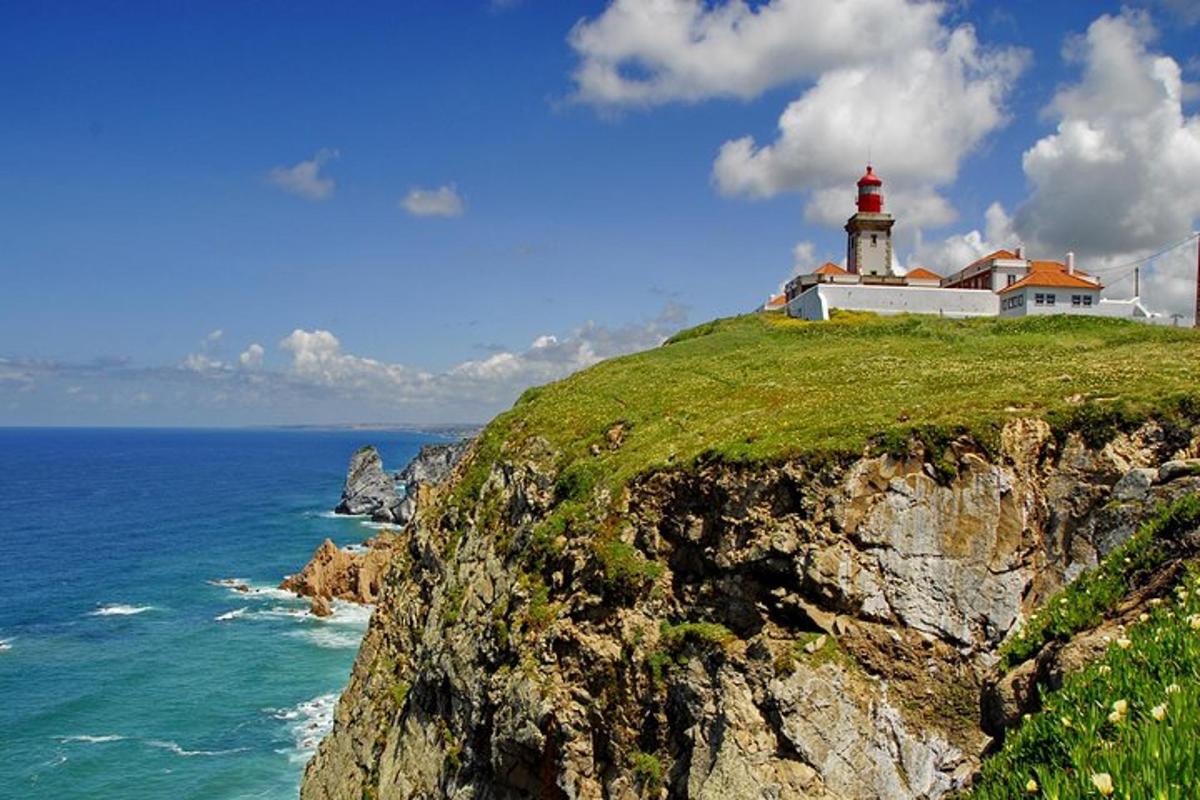 un faro in cima a una scogliera vicino all'oceano