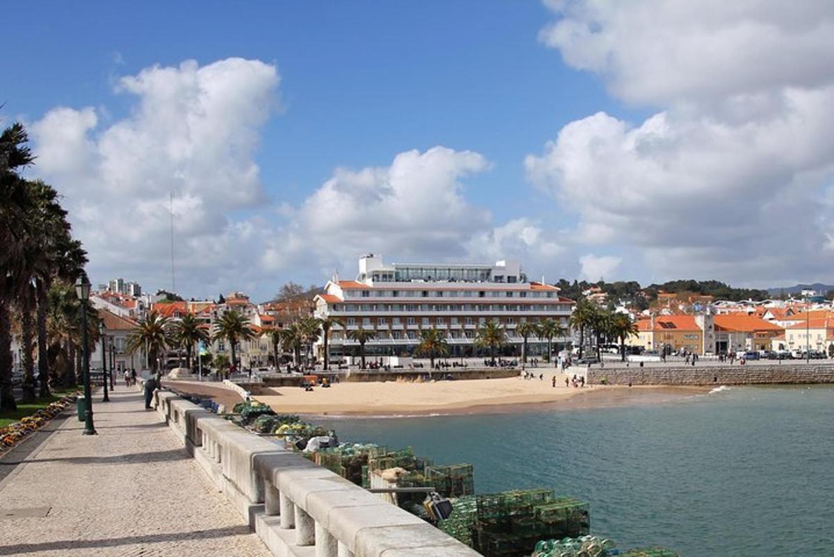 uma praia com um grande edifício ao fundo