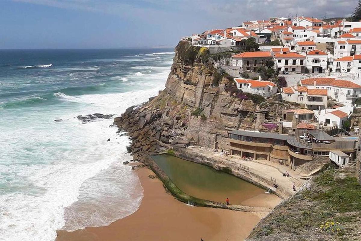 una spiaggia con case su una scogliera vicino all'oceano
