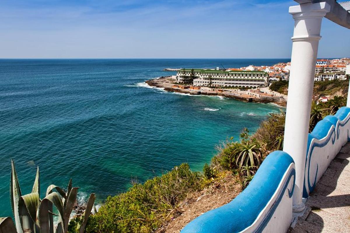 una vista dell'oceano da una collina con una spiaggia