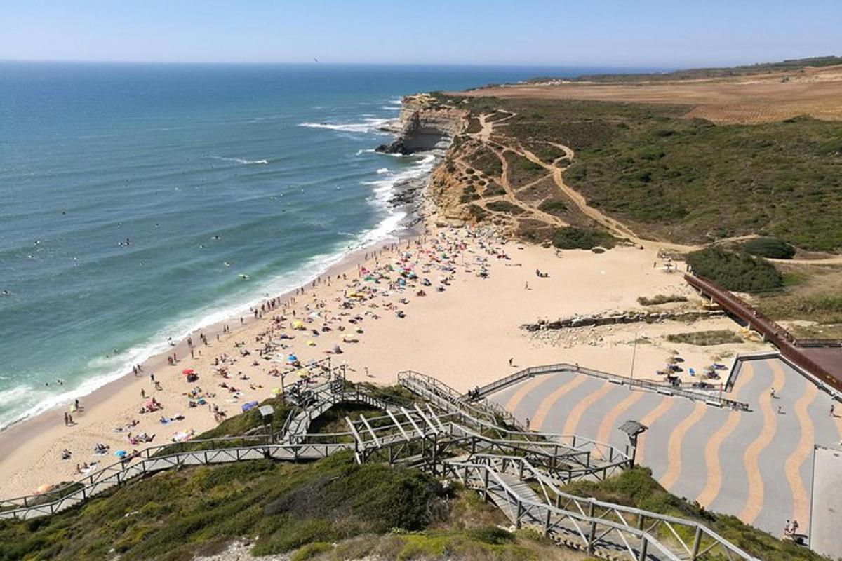 uma praia com um monte de gente nela