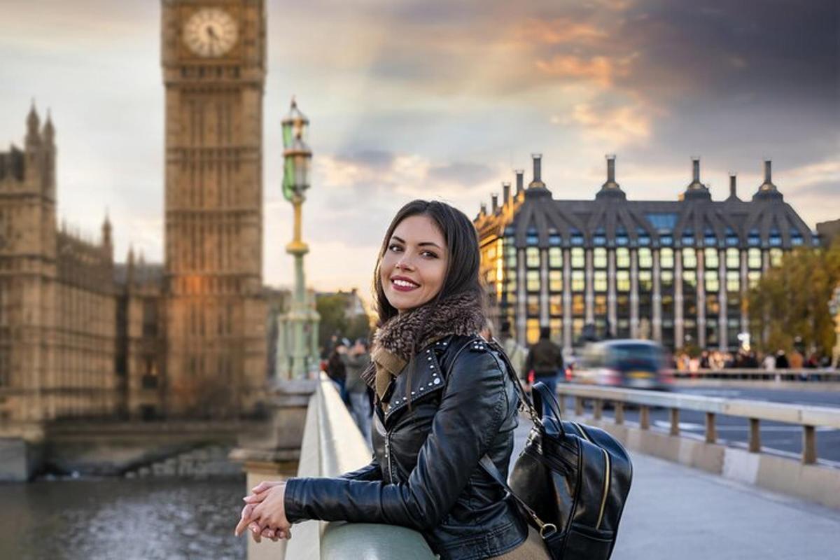 o femeie stând pe un pod în fața Big Ben