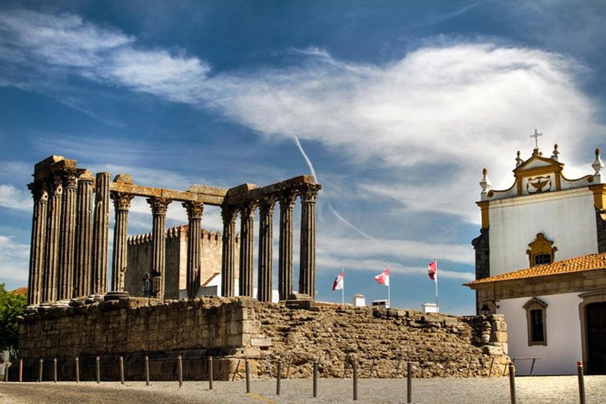 un edificio con una torre dell'orologio di fronte