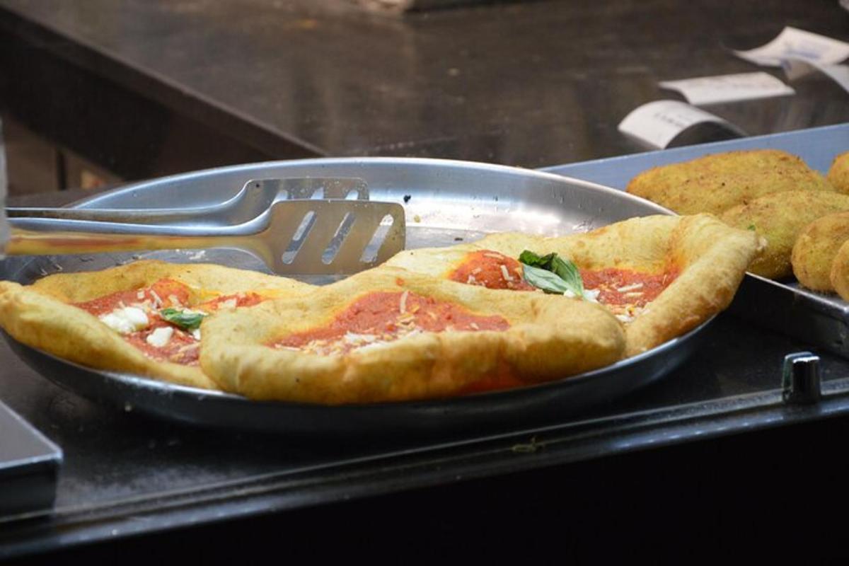 pizza na pánvi se špachtlí na stole