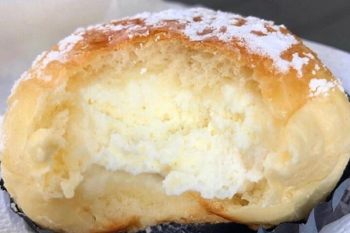 gambar dekat donut dengan gula tepung di atasnya