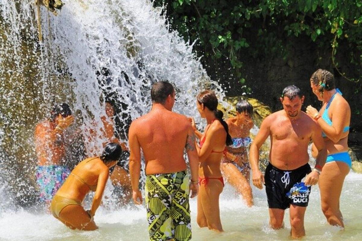 un gruppo di persone in piedi attorno a una fontana