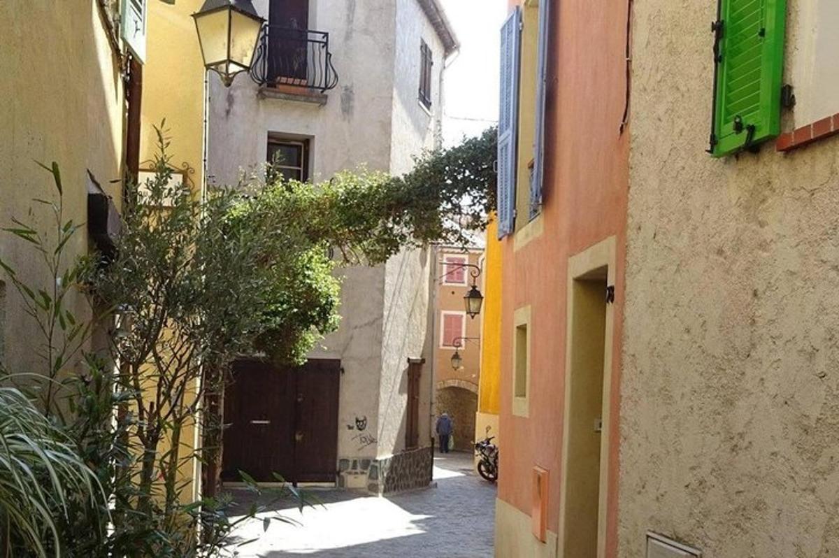 um beco em uma cidade velha com edifícios