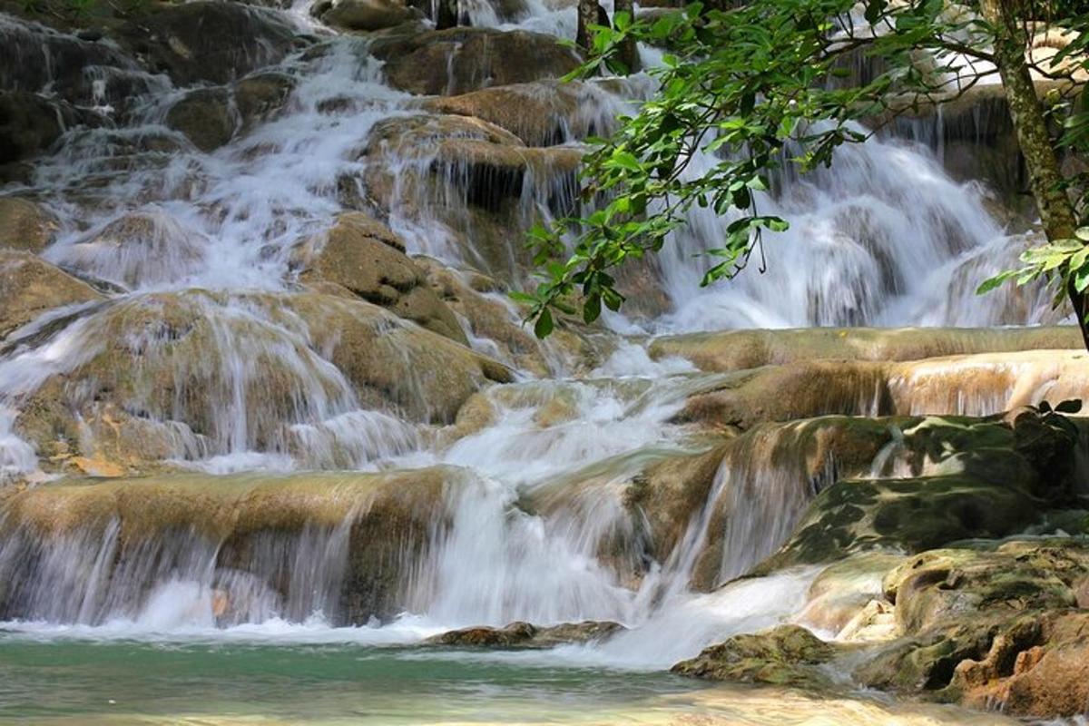 un flusso d'acqua che scorre sulle rocce in una cascata