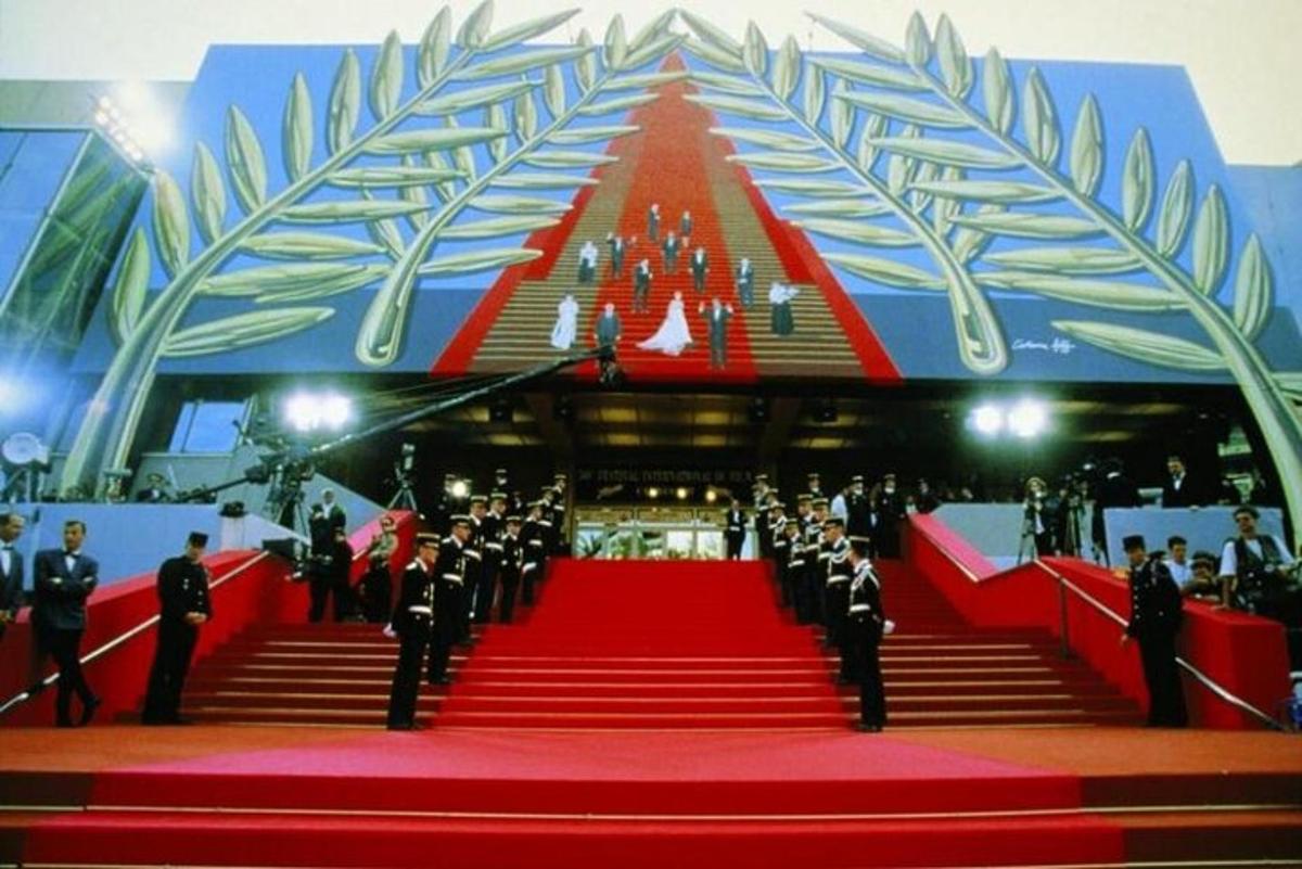 um grupo de pessoas caminhando em um tapete vermelho