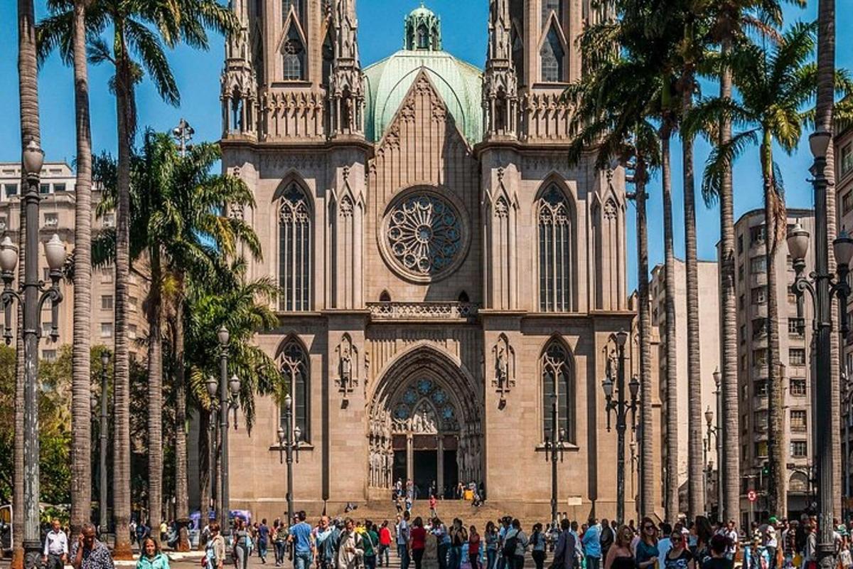 una gran catedral amb una multitud de gent al davant