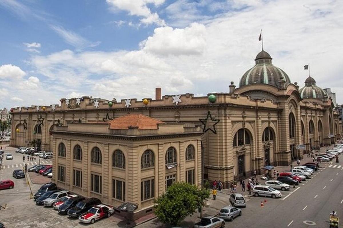 un gran edifici amb cotxes aparcats en un aparcament