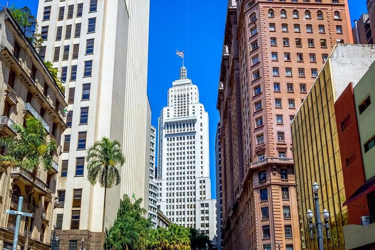 una vista d'una ciutat amb edificis alts