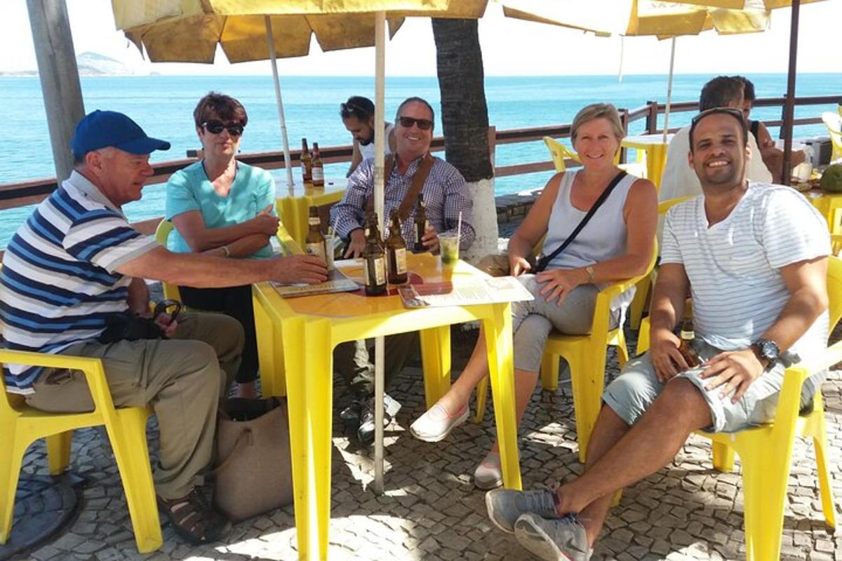 un gruppo di persone sedute a un tavolo in spiaggia