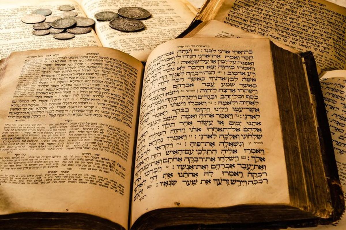 ein offenes Buch mit Münzen darauf