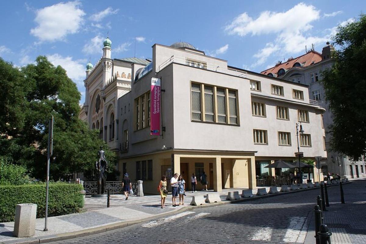 ein weißes Gebäude mit Menschen, die davor gehen