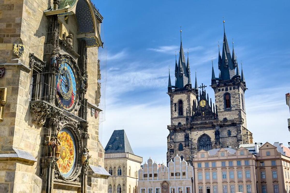 due alti edifici con una torre dell'orologio e una cattedrale