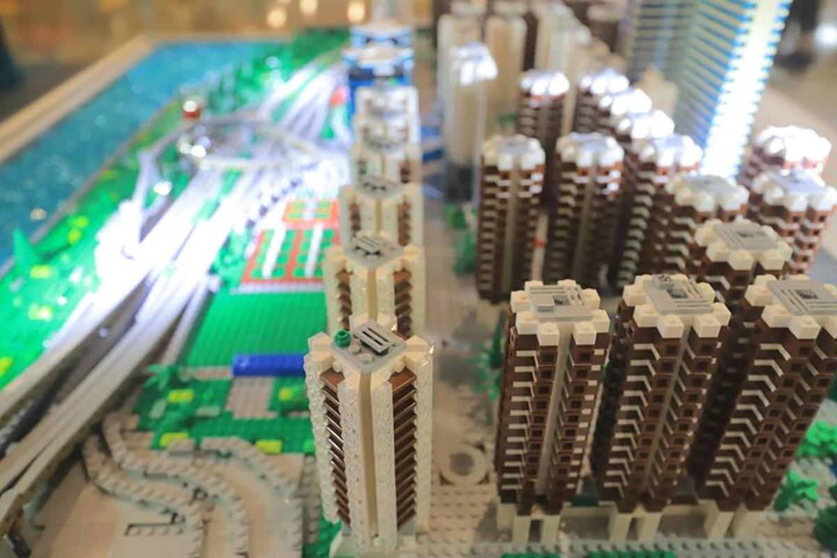 un modello Lego di una città su un tavolo