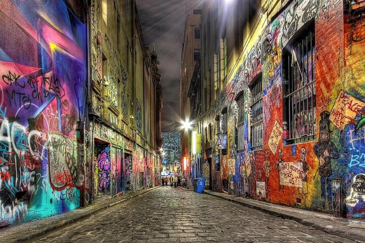lorong dengan grafiti di tepi bangunan