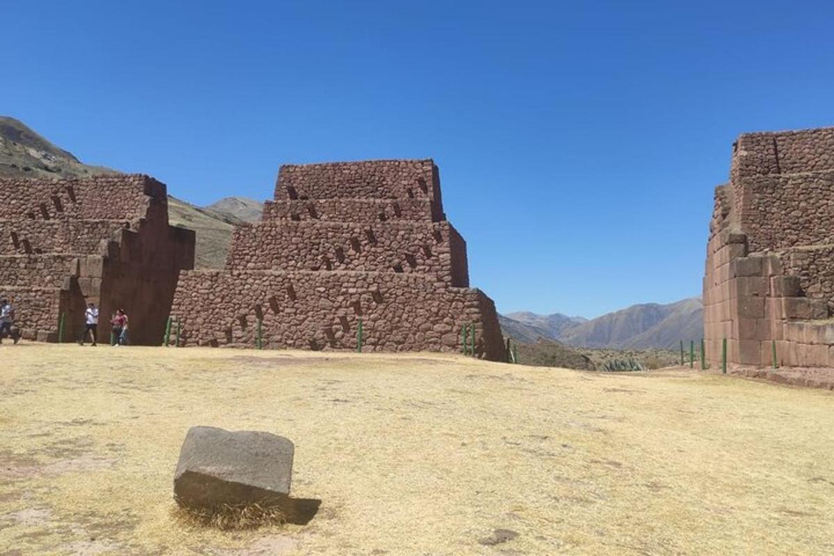 eine Pyramide mit einem Felsen mitten auf einem Feld