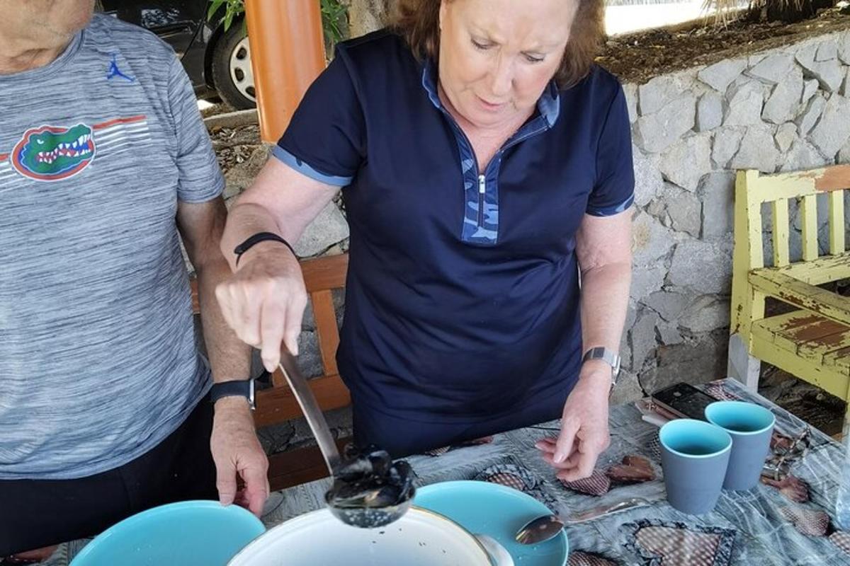 una mujer preparando comida encima de una parrilla
