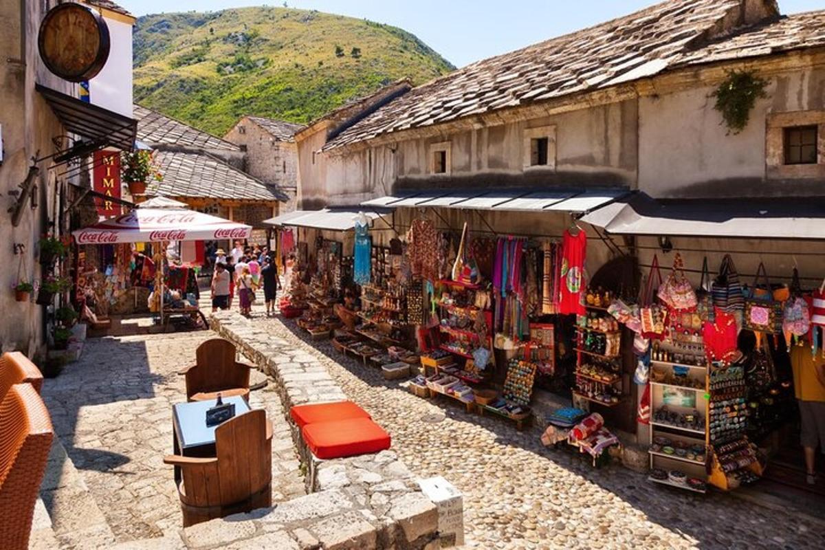 o stradă cu un grup de magazine și clădiri
