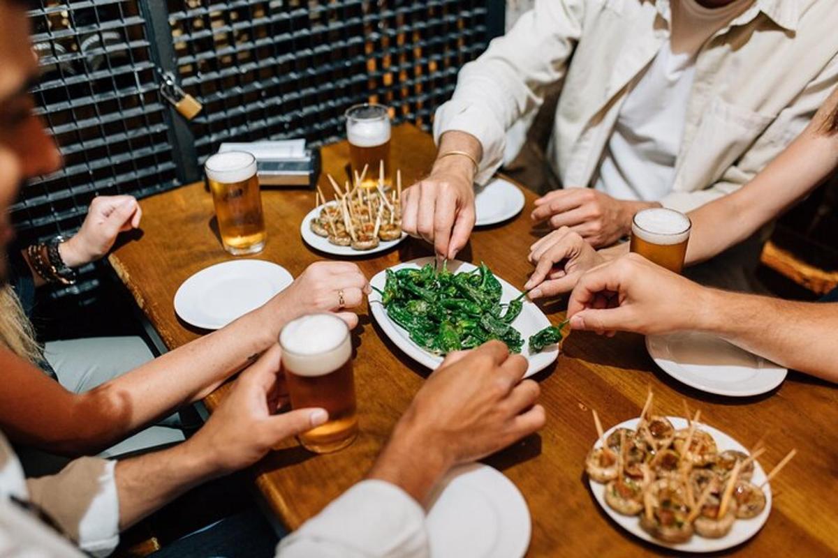 un gruppo di persone sedute attorno a un tavolo che mangiano cibo