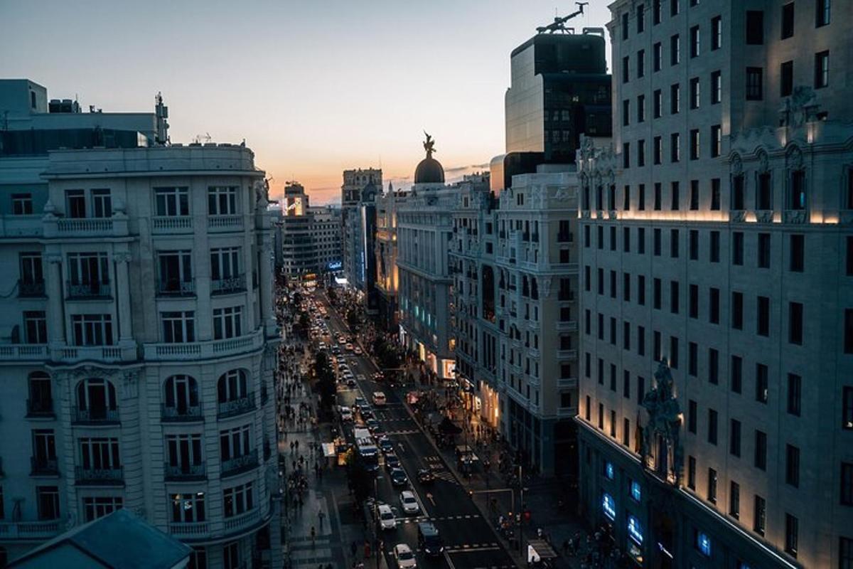 una vista di una strada cittadina trafficata con edifici