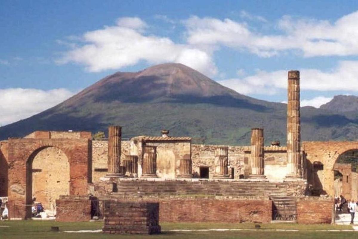 山を背景にした古代の建物