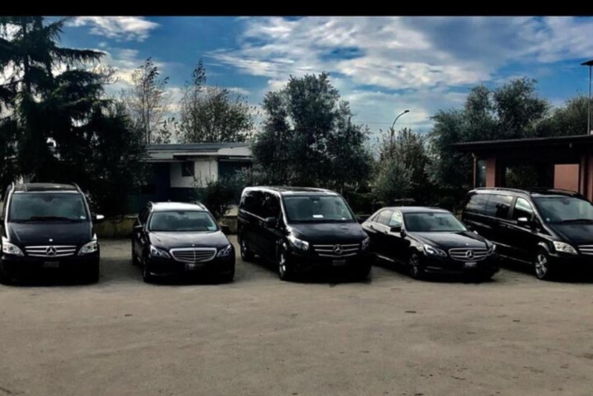 en gruppe på fire biler parkert på en parkeringsplass
