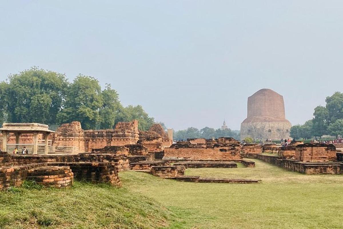 una vista delle rovine di un antico monumento