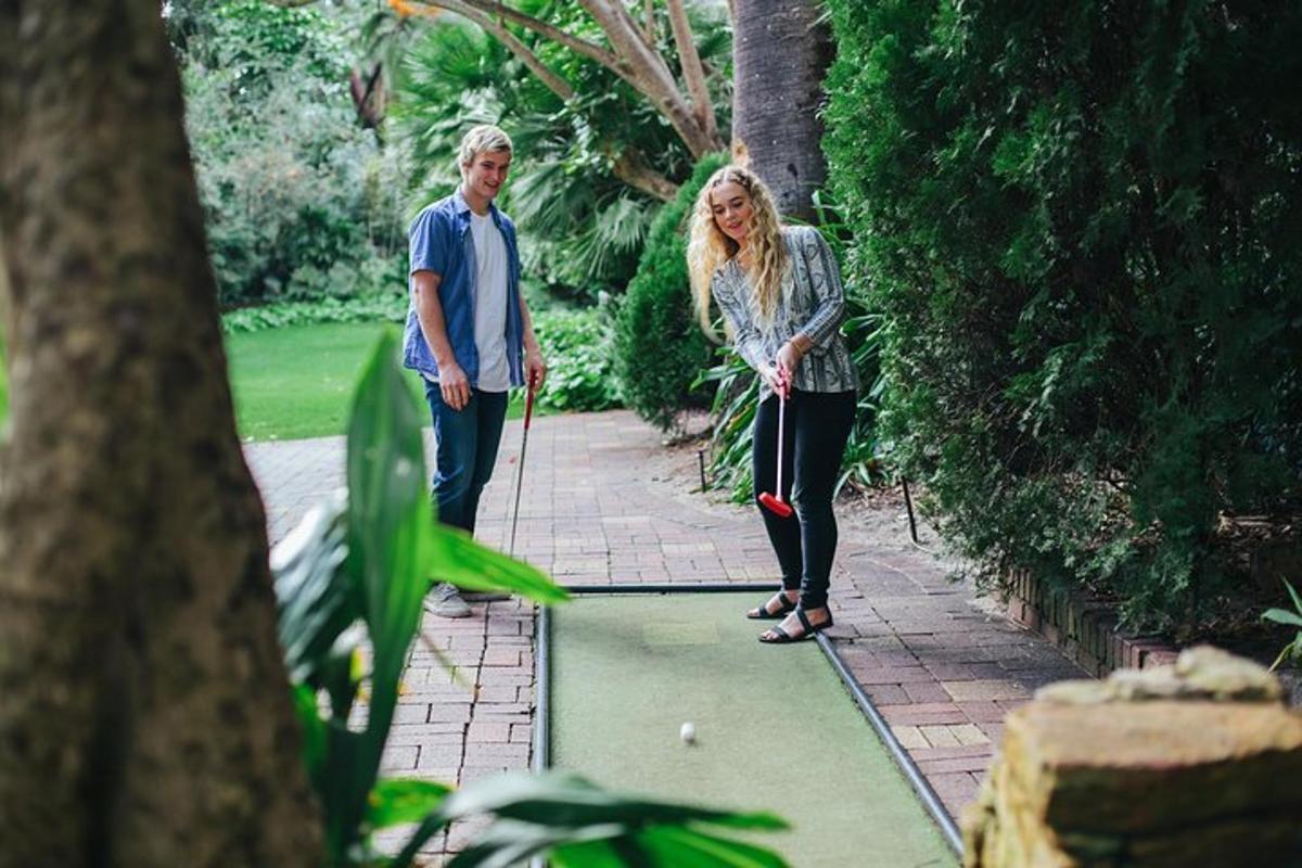 muž a žena hrající golf