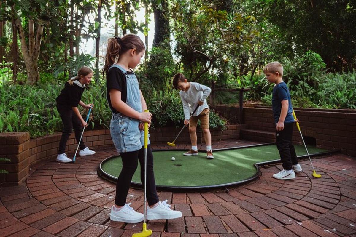 skupina dětí hrajících minigolf