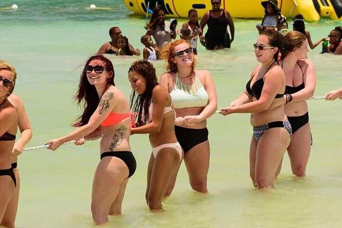 eine Gruppe von Frauen, die im Wasser am Strand stehen