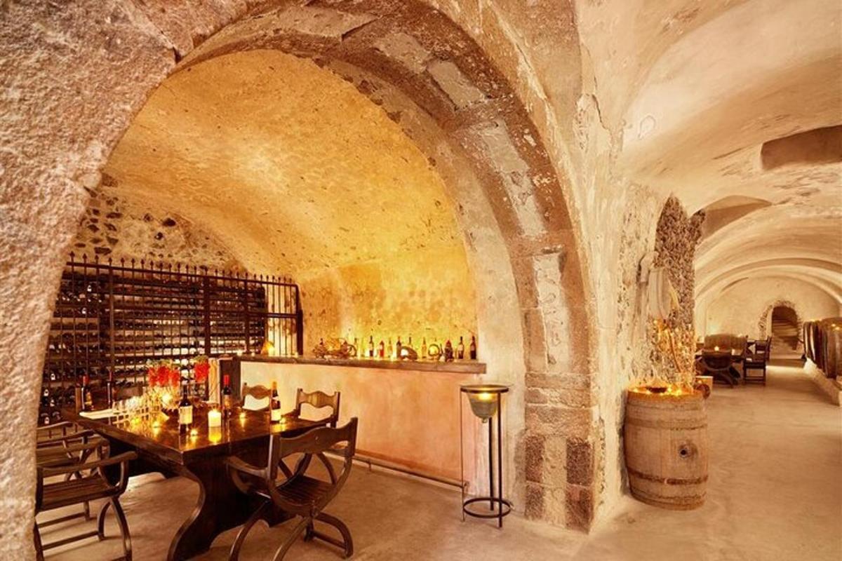 una sala da pranzo con un tavolo e una cantina