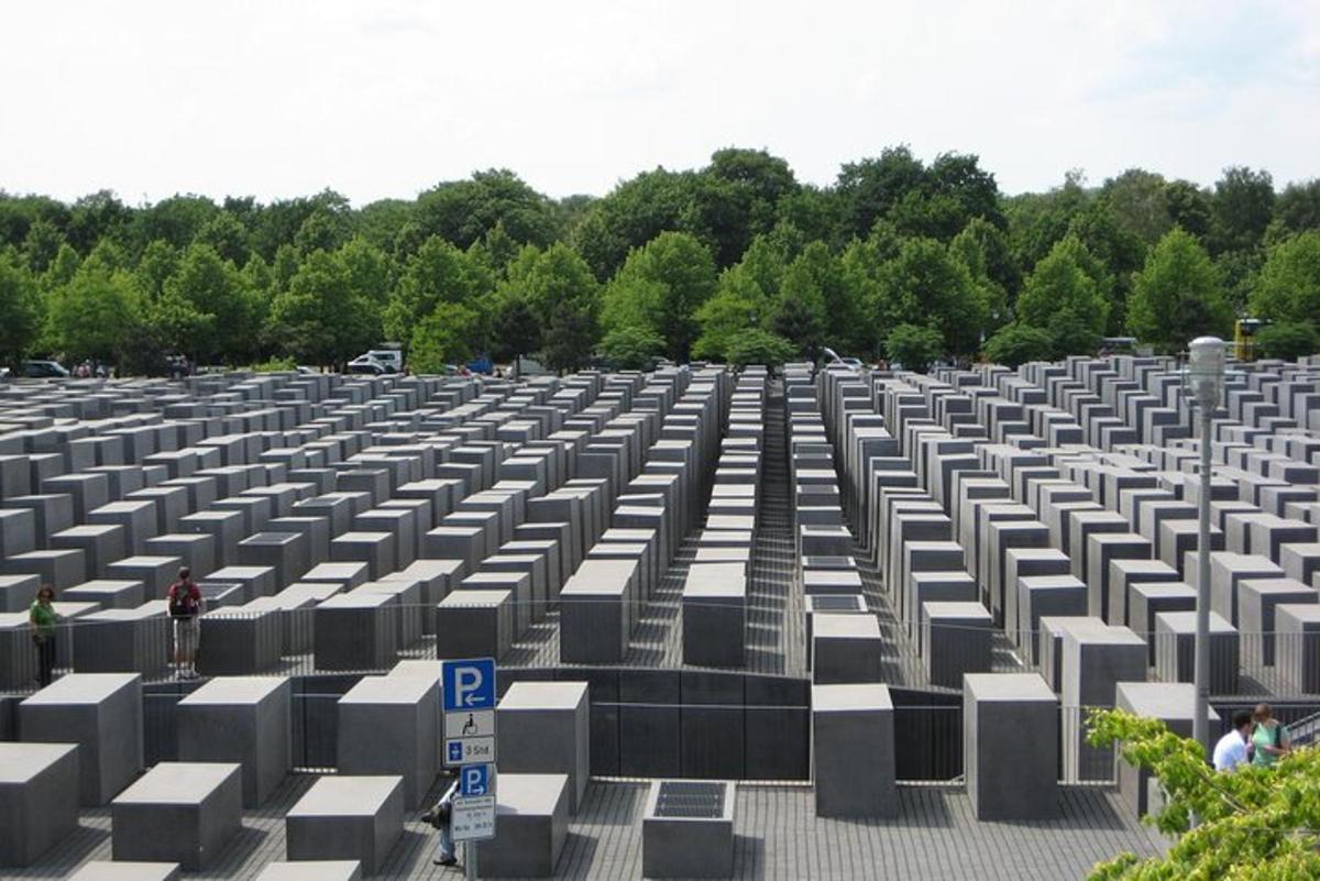 een grote parkeerplaats vol met grijze en witte monumenten