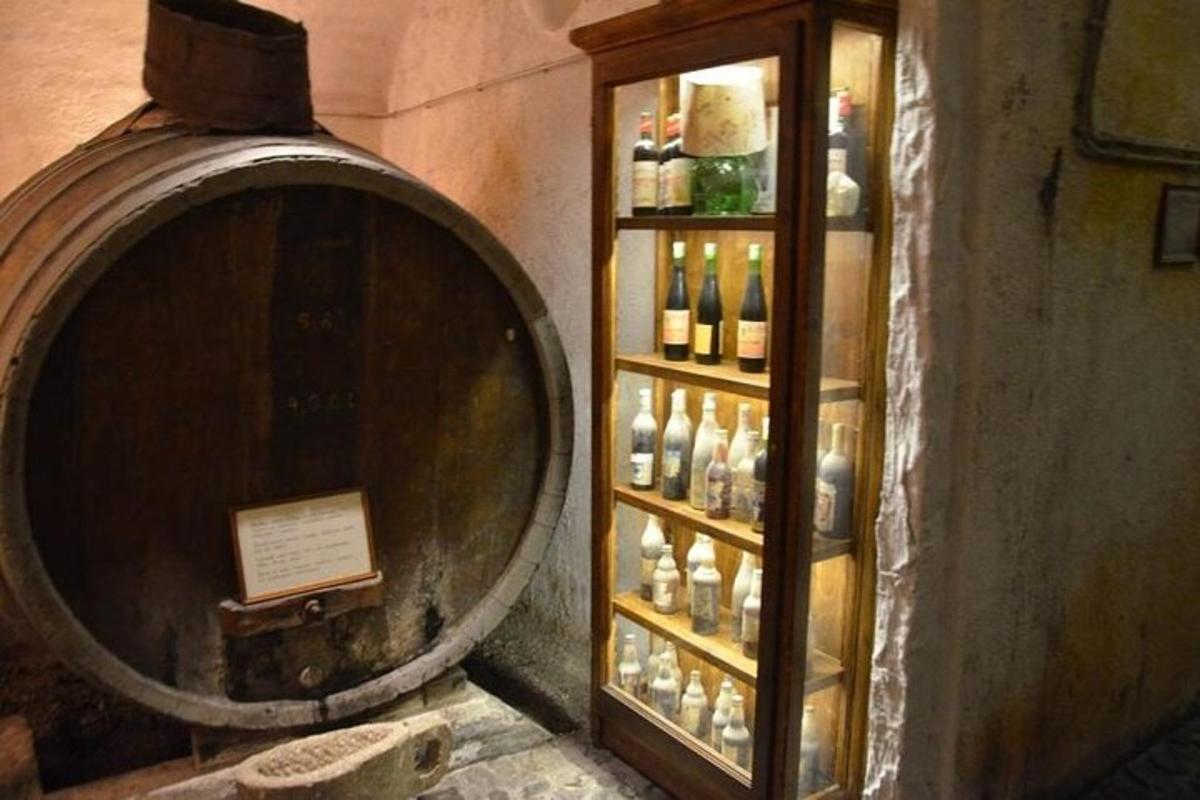 una exposició d'ampolles de vi en una sala