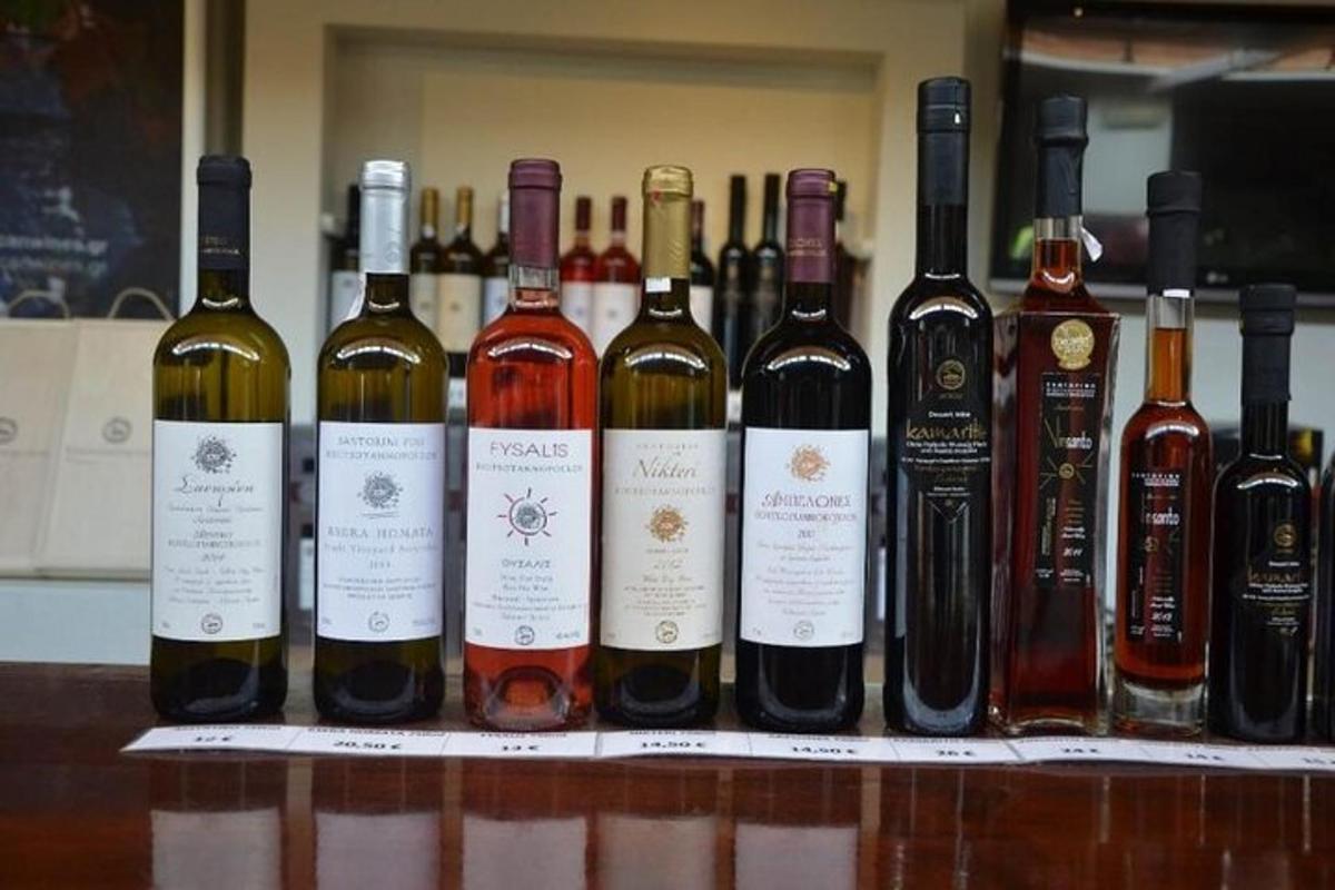 un grup de sticle de vin așezate pe un tejghea