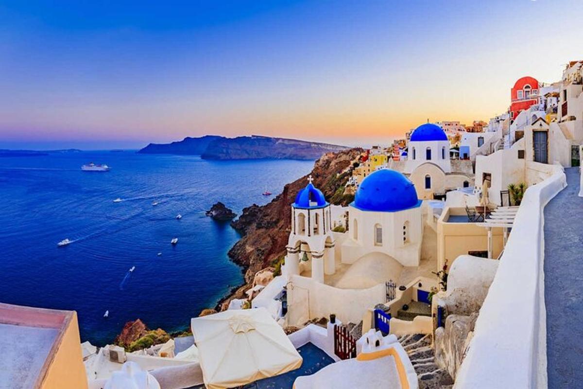 una vista de la costa amalfitana amb edificis blancs i l'oceà